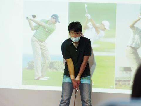 徐文彥物理治療師示範高爾夫球的正確揮桿動作.jpg